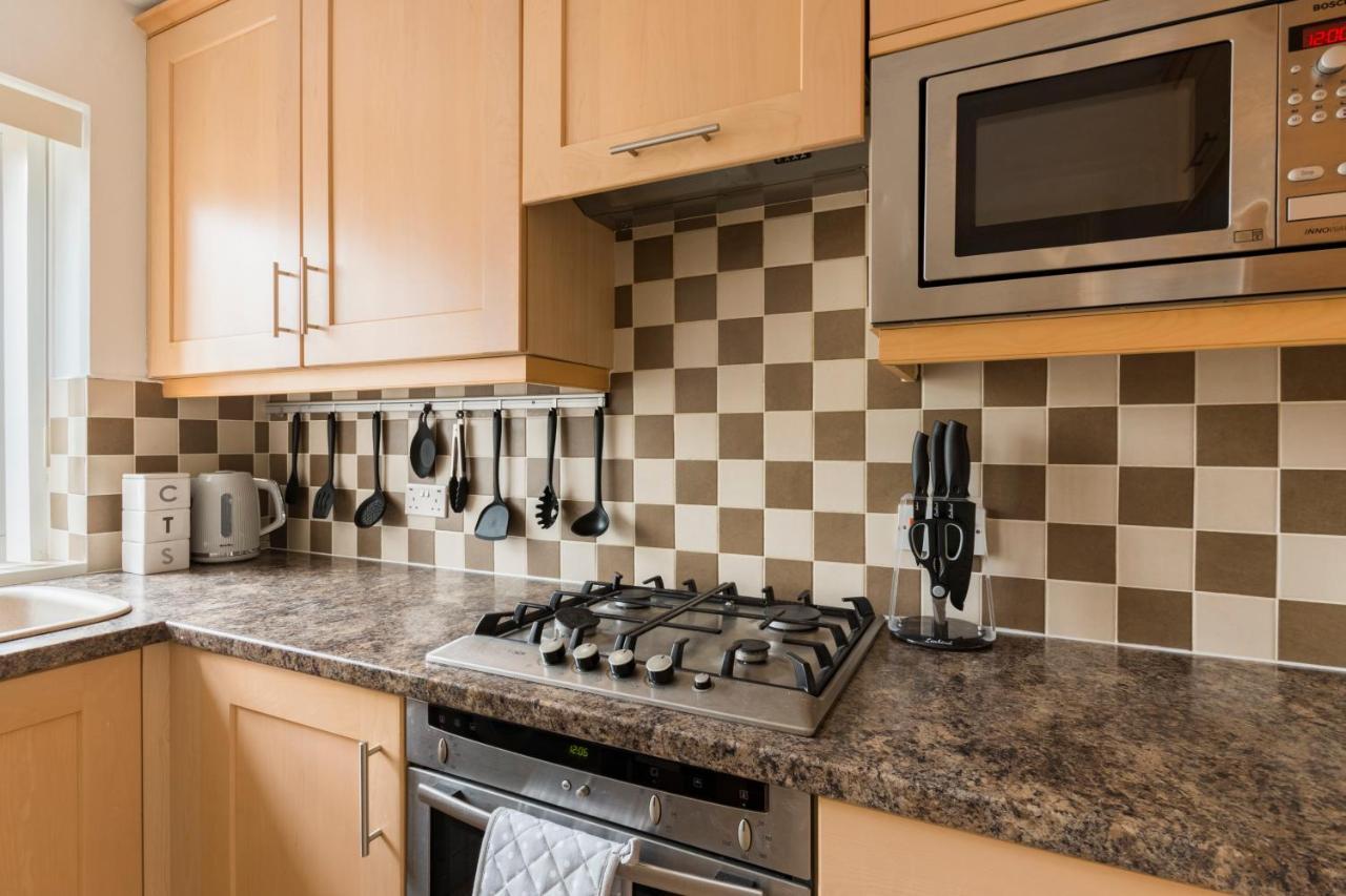 Surrey Stays - 2 Bedroom House, Rh1, Contractors Welcome, Sleeps 5 Max, 2 Parking Spaces, Near Town Centre, Train Station And Gatwick Airport Redhill  Exterior foto