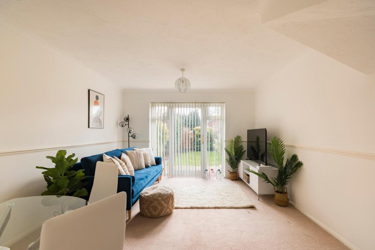 Surrey Stays - 2 Bedroom House, Rh1, Contractors Welcome, Sleeps 5 Max, 2 Parking Spaces, Near Town Centre, Train Station And Gatwick Airport Redhill  Exterior foto