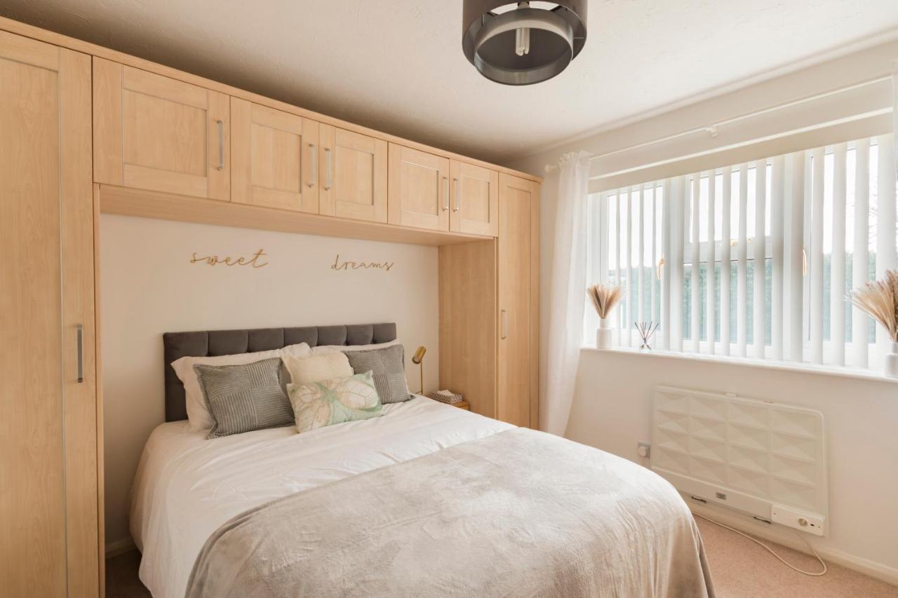 Surrey Stays - 2 Bedroom House, Rh1, Contractors Welcome, Sleeps 5 Max, 2 Parking Spaces, Near Town Centre, Train Station And Gatwick Airport Redhill  Exterior foto