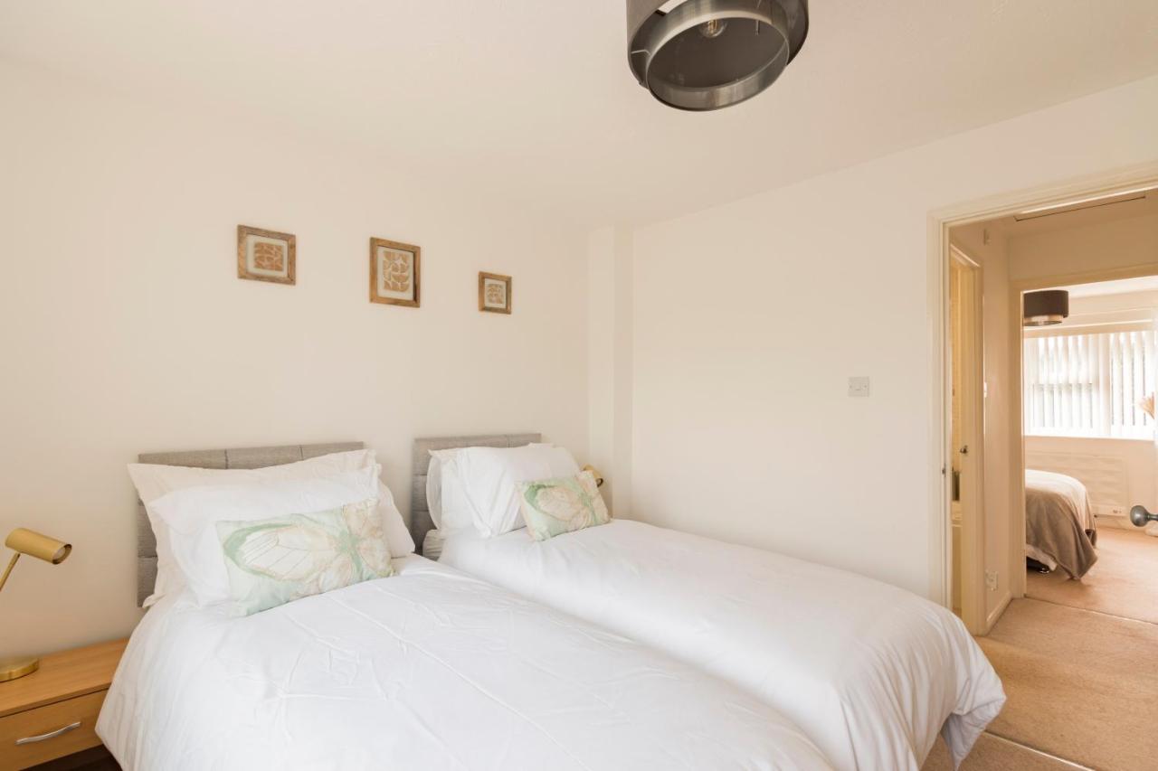 Surrey Stays - 2 Bedroom House, Rh1, Contractors Welcome, Sleeps 5 Max, 2 Parking Spaces, Near Town Centre, Train Station And Gatwick Airport Redhill  Exterior foto