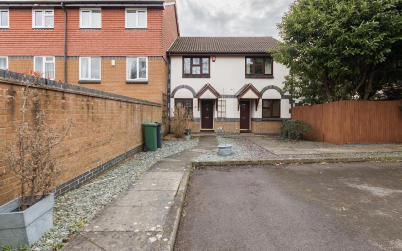 Surrey Stays - 2 Bedroom House, Rh1, Contractors Welcome, Sleeps 5 Max, 2 Parking Spaces, Near Town Centre, Train Station And Gatwick Airport Redhill  Exterior foto